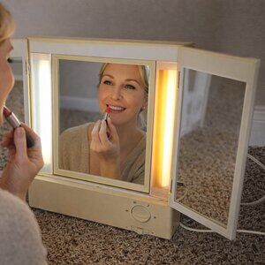 Vintage Remington lighted vanity mirror in very good working condition.